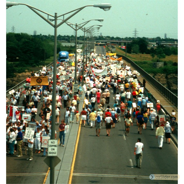 Canadian veterans and American Veterans for Peace and their supporters meet on the bridge over the Niagara River in 1986